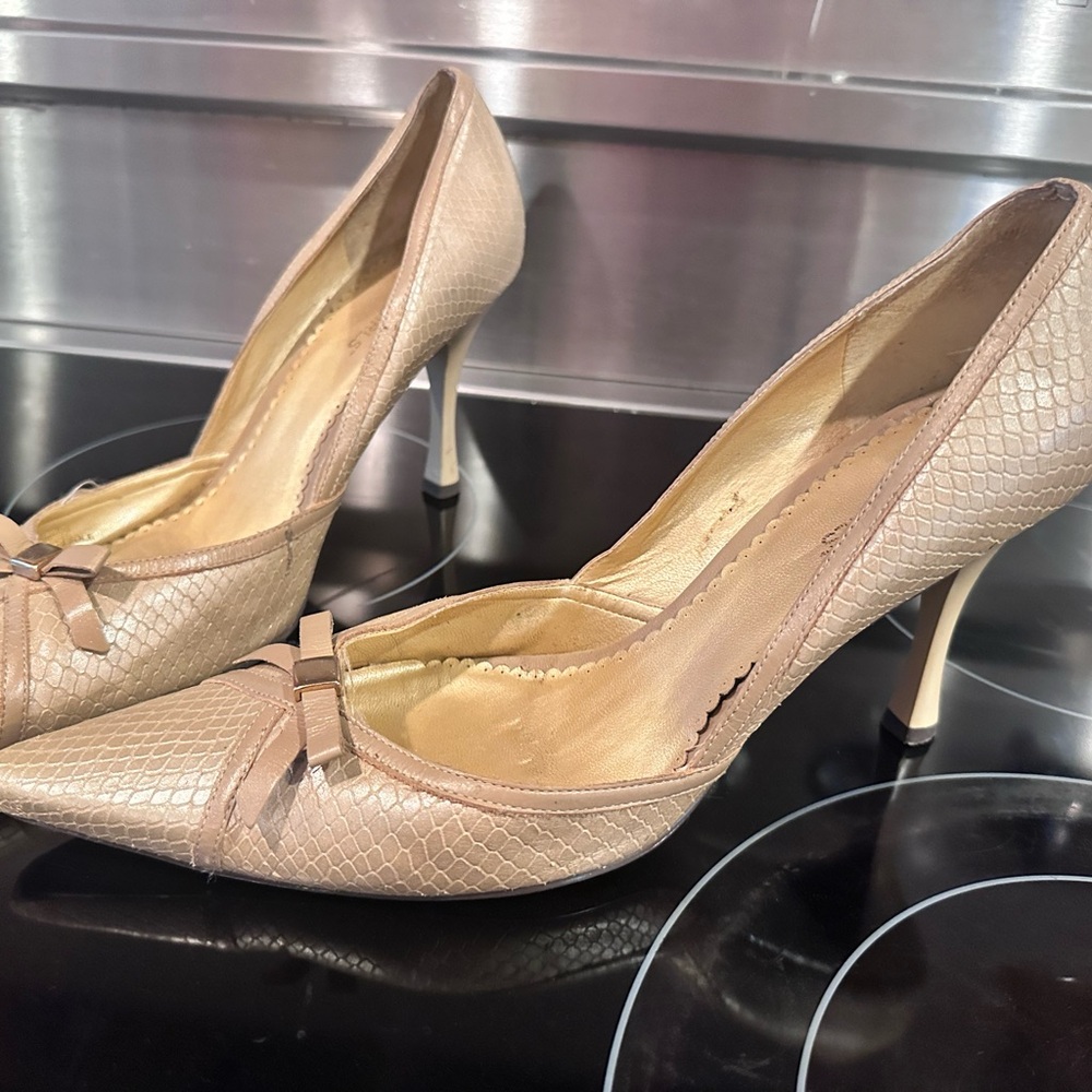 BCBGirls Nude Snakeskin-Textured Pointed Toe Bow Pumps Dress Shoes size 9.5 - Picture 2 of 16